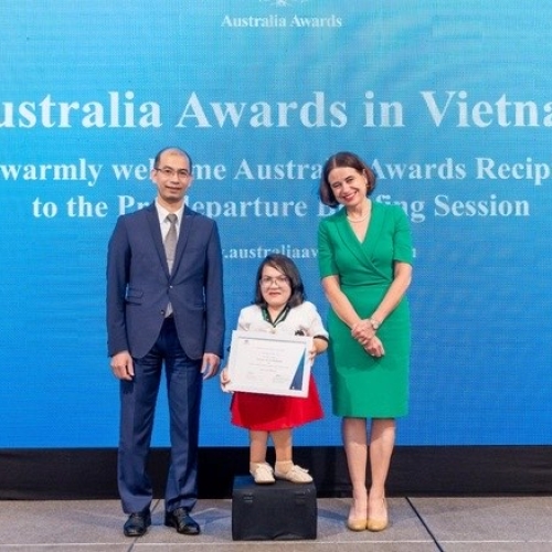 Cô gái khuyết tật bẩm sinh về chiều cao giành học bổng thạc sỹ Australia