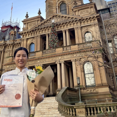 Cô nàng cử nhân kinh tế Việt du học ngành làm bánh Úc để thoả đam mê