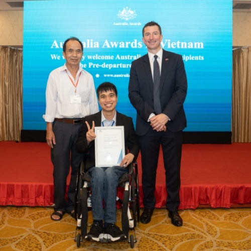 Chàng trai ngồi xe lăn giành học bổng Thạc sỹ Úc