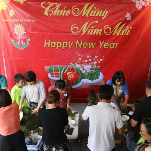 Việt kiều Úc gói trọn ân tình đất nước qua những chiếc bánh chưng xanh