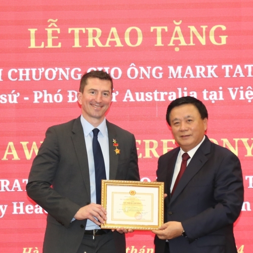 Việt Nam trao Kỷ niệm chương “Vì sự nghiệp đào tạo, bồi dưỡng lý luận chính trị” cho Phó Đại sứ Australia tại Việt Nam