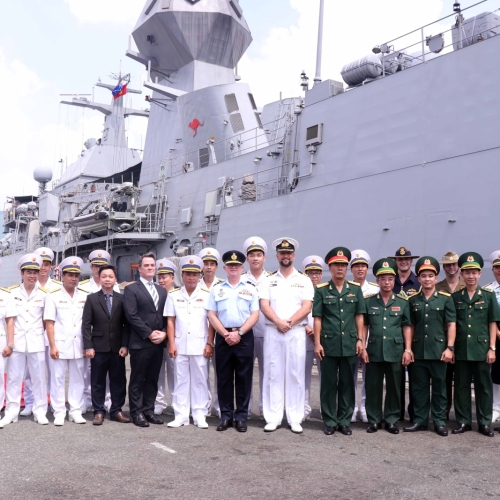 Tàu hải quân Hoàng gia Australia thăm hữu nghị Việt Nam 