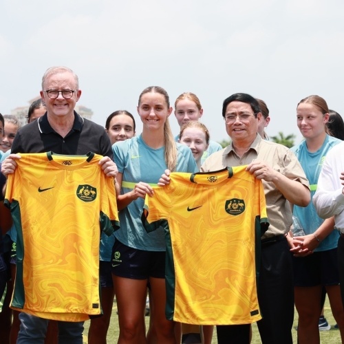 Thủ tướng Phạm Minh Chính, Thủ tướng Australia Anthony Albanese giao lưu với đội bóng đá nữ của 2 nước