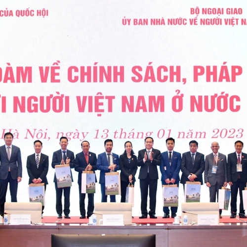 Tạo điều kiện thuận lợi về chính sách, pháp luật đối với người Việt Nam ở nước ngoài