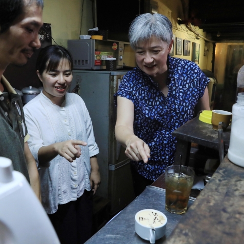 Bộ trưởng Bộ Ngoại giao Australia đi dạo Hồ Hoàn Kiếm, thưởng thức cà phê trứng ở phố cổ Hà Nội